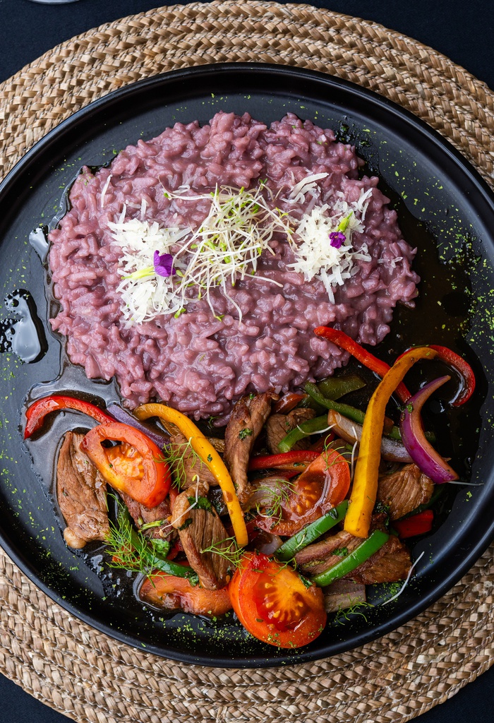 Red wine risotto with lomo saltado